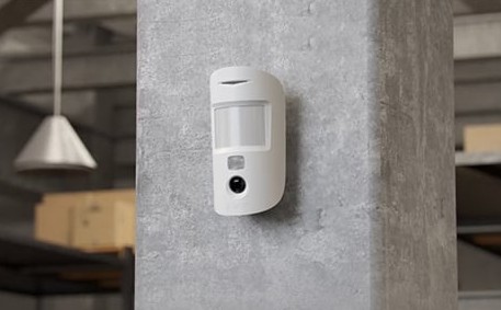 Ajax Bewegungsmelder mit Kamera an einer Wand